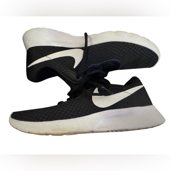 Nike Tanjun Athletic Running Sneakers Black Women 7 Athleisure Comfort Walking - Picture 6 of 8